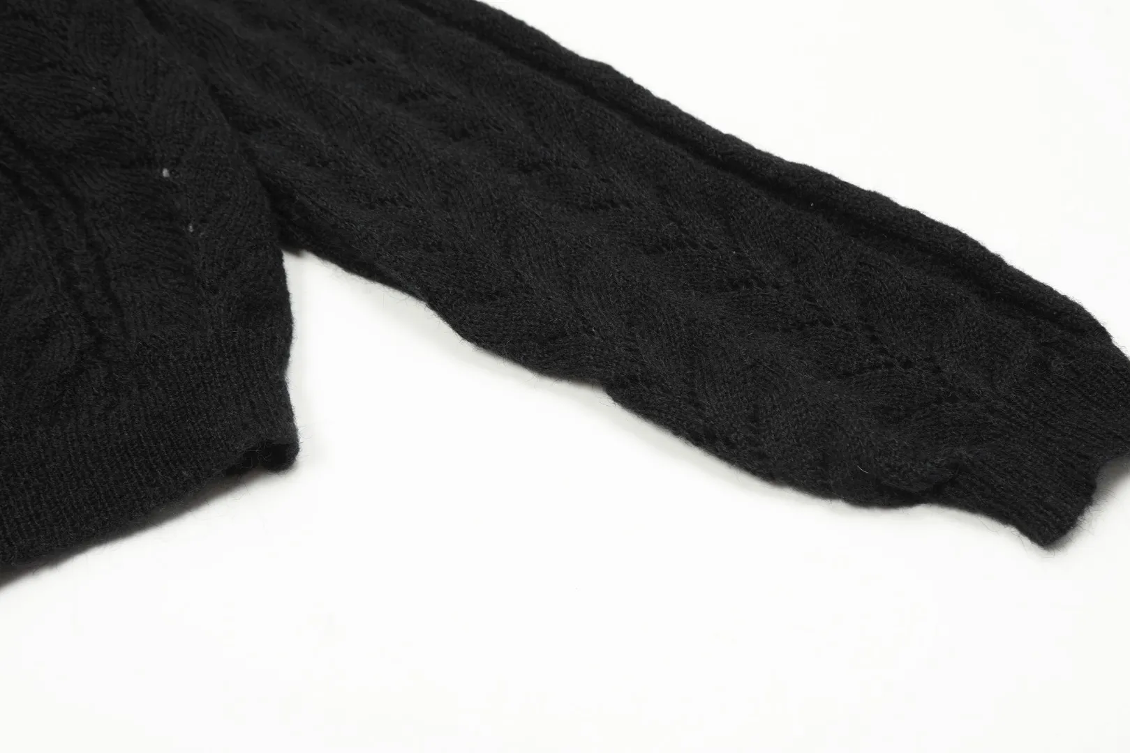 vivienne west wood Vivienne heavy lace classic cardigan knitted sweater wool 2024 autumn latest style 🧩 15% merino cotton wool 85% wool blend 🧩Correct Italian 🇮🇹100% wool washed wheat logo Size: S -M- L Color: black purple gray